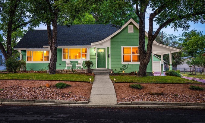 Kerrville House | Hot Tub, Game Room, Backyard Oasis, Full Kitchen & More!