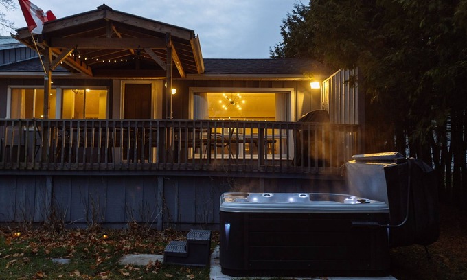 Selwyn Cottage | Hot Tub + Games Room at Waterfront Cottage Kawarthas 🏓