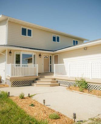 Mountain View House | Hot-tub, Games Room, Walk-in Sauna, 7 BM, 15 mins to Waterton