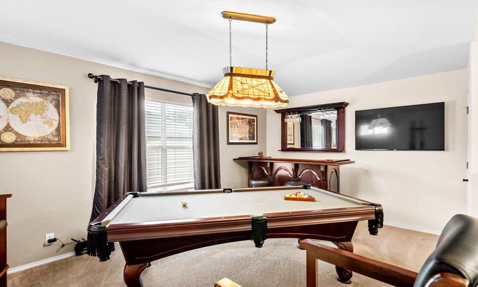 Heritage House | *HOT TUB* Garden Spa Near Sea World, Six Flags, Lackland, and Downtown