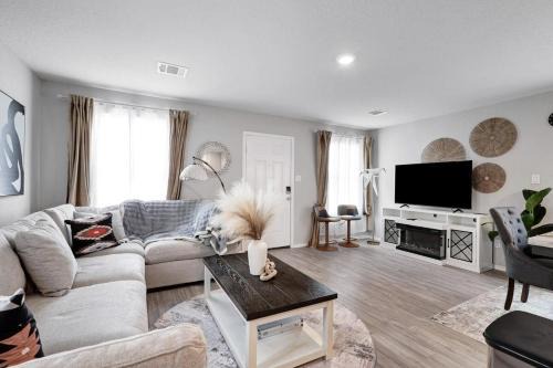 Southside House | Hot Tub Getaway Nr Missions Park Bbq Yard Games