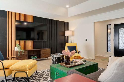 Quail Creek House | Hot Tub Hangout Arcade & Game Night Fun