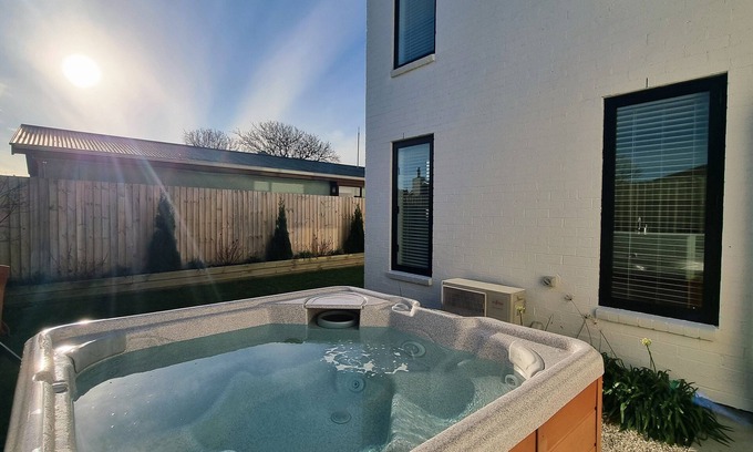 Spreydon House | Hot Tub Haven! Games Room, Garden & E-Bikes