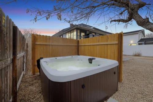 Price Apartment | Hot Tub Haven+Pet+Laundry+ .4 to USU Eastern