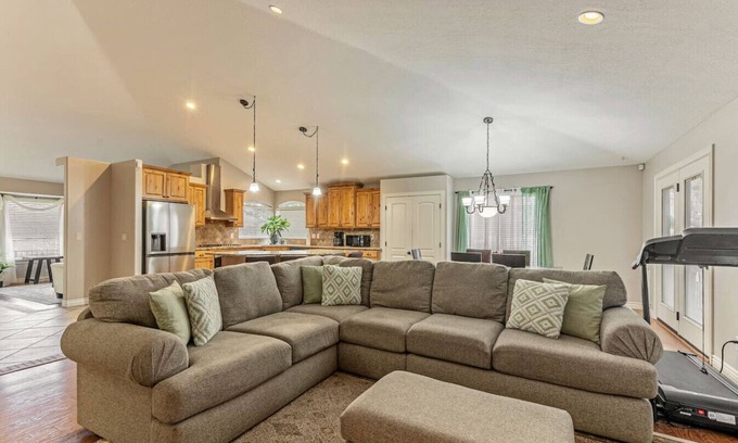 South Jordan House | Hot Tub Hideaway | 4 bd 3 ba | BBQ | Massage