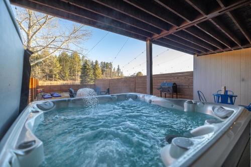 Custer Apartment | Hot Tub Hideout- Private & Downtown Access