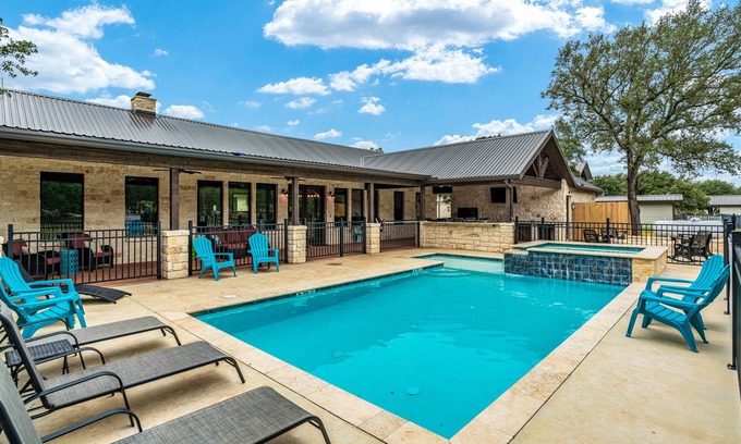 Sabinal House | Hot tub+huge outdoor family gathering area. On the golf course & a short drive to THE Frio River.