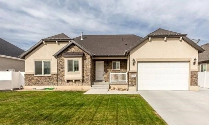 Taylorsville House | Hot Tub, King Bed, Gb Fiber Optic Internet, Close to Everything!
