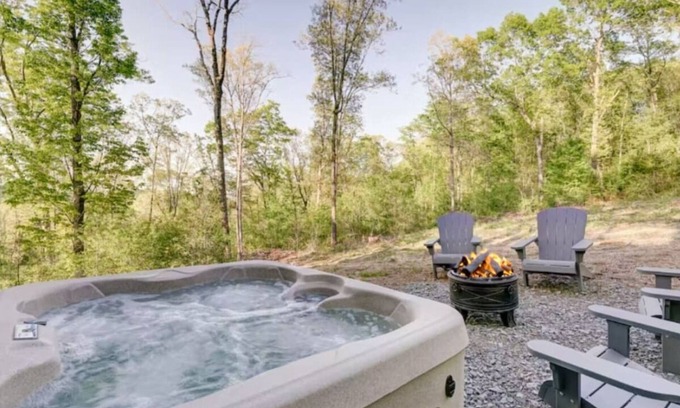 Ellijay Cabin | Hot Tub - Mountain View - Fire Pit - Gas Grill - Comfy Beds - Pet Friendly
