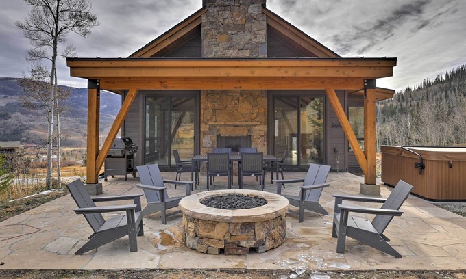 Silverthorne House | Hot Tub & Mtn Views at Modern Silverthorne Retreat