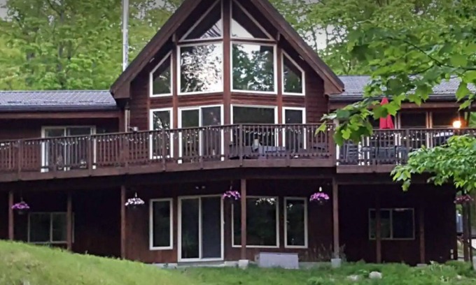 Severn House | HOT TUB-Natural paradise, timber frame, sauna, close to Casino and ski hill.