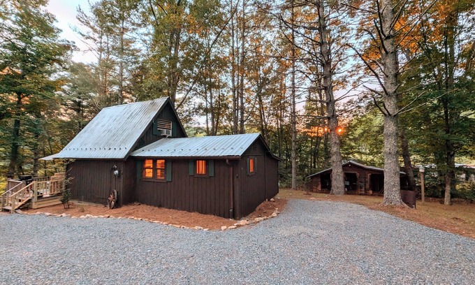 Hillsville Cabin | HOT TUB! Nature Delight! 2 Acre Cabin Hot Tub- Creek & Dog Friendly Fast WIFI!
