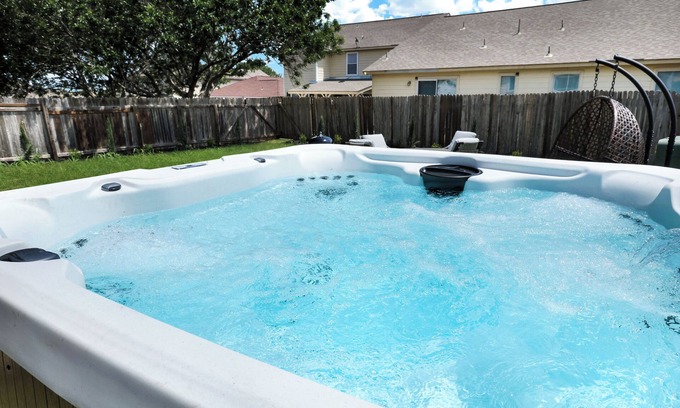 San Antonio House | Hot Tub Near Missions Park + DT | Yard BBQ Games