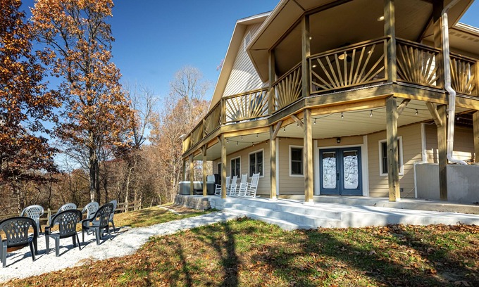 Carbondale House | Hot Tub Overlooking Sunset Ridge | Sleeps 6