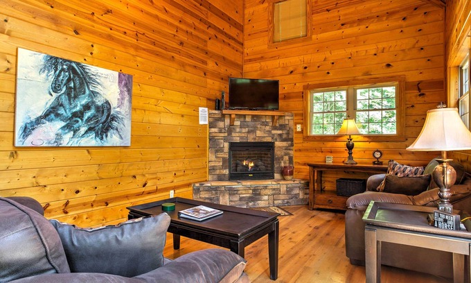 Stanton Cabin | Hot Tub, Pet-Friendly, WiFi - ManeStay - Red River Gorge, Kentucky!