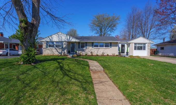 Owensboro House | Hot tub/pool/firepit/3 bedroom Home center of town 2 Livingroom's sleeps 12