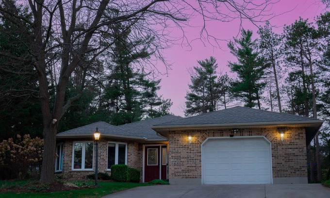 Grand Bend Cottage | Hot Tub/Pool Table/Air Hockey/Theatre Room In Grand Bend Beach Town