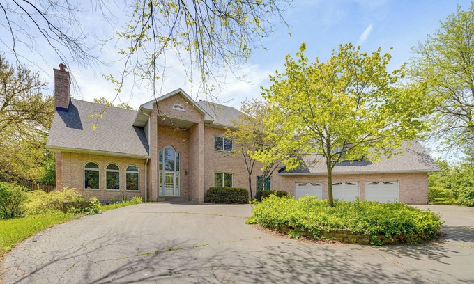 Hoffman Estates Villa | Hot Tub & Sauna: Hoffman Estates Villa in Elgin!