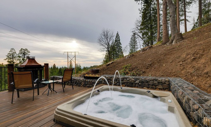Twain Harte Cabin | Hot Tub + Scenic Views: Luxury Twain Harte Cabin!