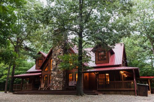 Broken Bow House | Hot Tub Soaks, Bonfires and BBQs Broken Bow Cabin