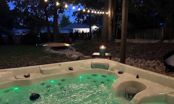 Williams Bay House | Hot Tub & Theater! Sleeps up to 10, Short walk to all the local favorites