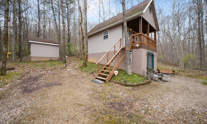 Carbon Hill House | HOT TUB! Tiny Home Fire Pit! Pet Friendly on 5 Acres of Seclusion!