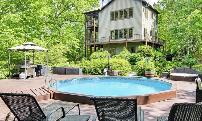 Landrum House | Hot Tub & Trail Access: 'Treehouse' in Landrum!