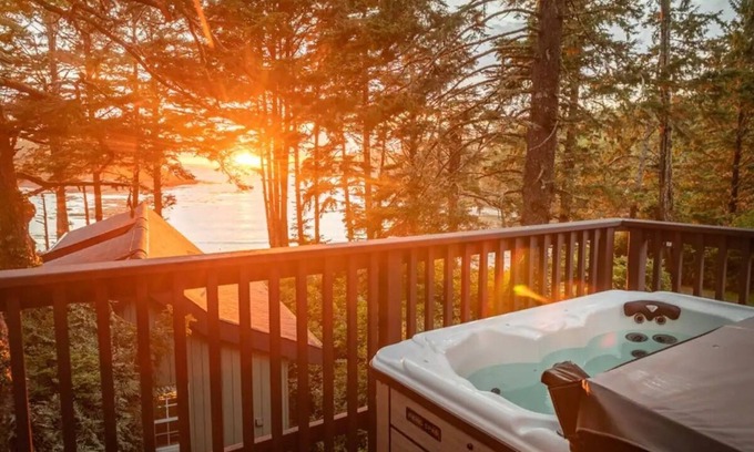 Ucluelet Cabin | HOT TUB w/Ocean Vistas & Family Friendly Beach ⎮Storm Watcher