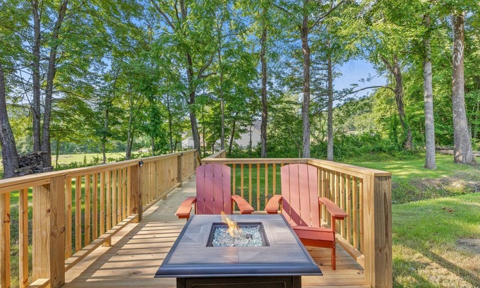 Stanton Cabin | Hot Tub & WiFi | Biggie cabin near Red River Gorge, Kentucky!