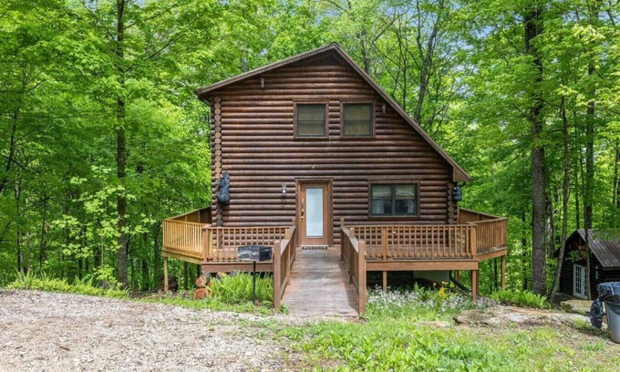Slade Apartment | Hot Tub & WiFi - Birdsong - Red River Gorge, KY