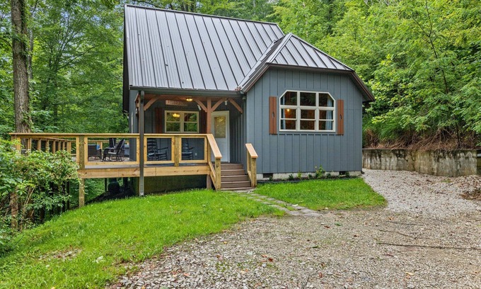 Stanton Cabin | Hot Tub & WiFi - Intimate Cabin - Snuggle Inn - Red River Gorge, Kentucky!