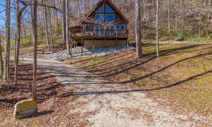 Stanton Cabin | Hot Tub, WiFi, Pet-Friendly - Family Cabin - Mountain Spirit - Red River Gorge, Kentucky!