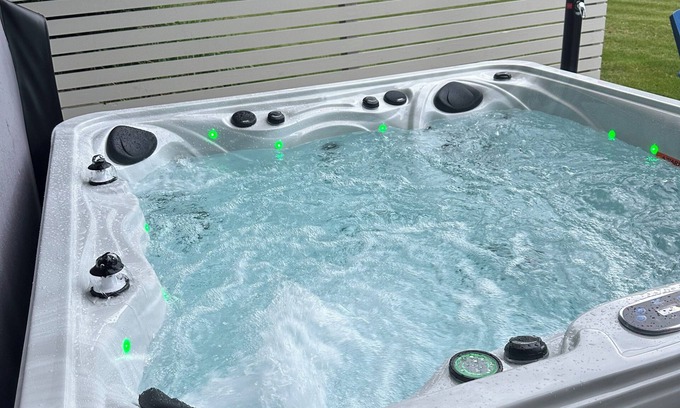 West Des Moines House | Hot tubo, 3bedroom house in delightful West Des Moines withWiFi, AC,fitness room