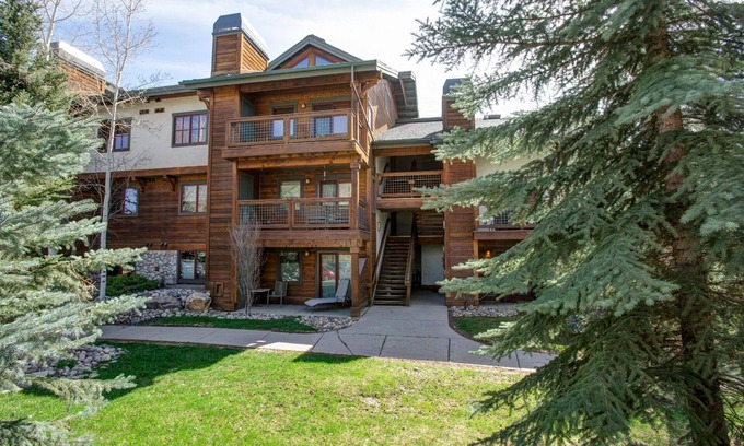 Steamboat Springs Condo | Hot Tubs, Private Washer/Dryer, Balcony, Free Bus Route - Perfect for 3 Couples