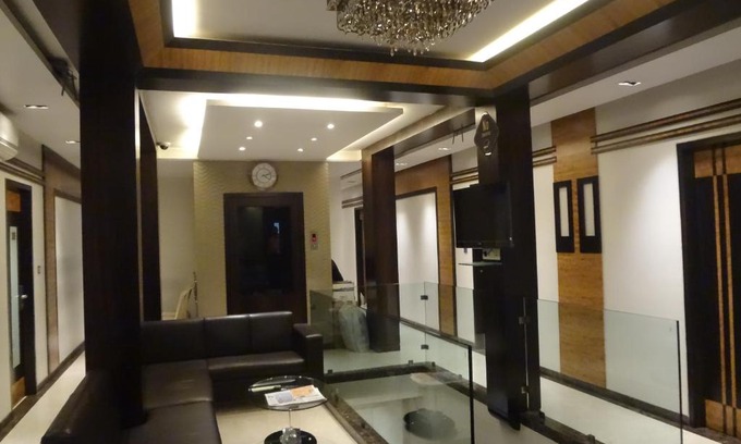 Wellington Pier Hotel | Hotel Causeway, Colaba