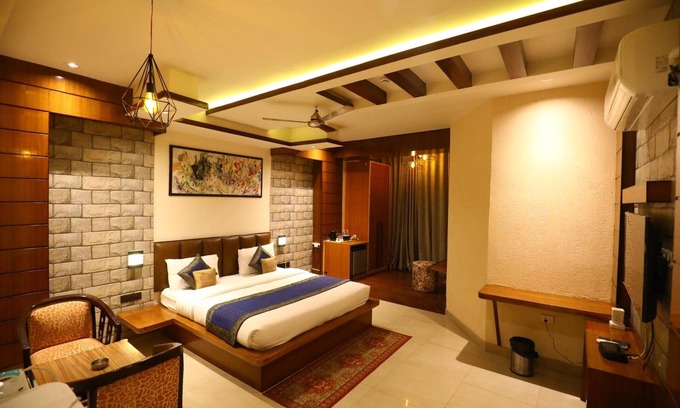 Lansdowne Hotel | Hotel Grand Kailash