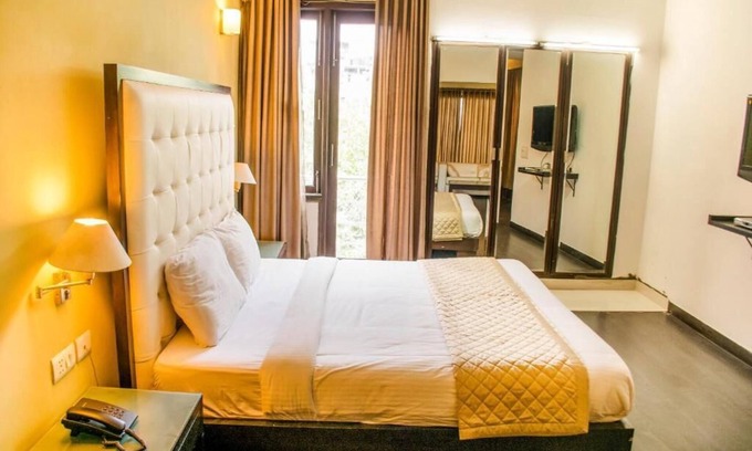 Indirapuram Hotel | Hotel IP Swarn Near Anand Vihar Vaishali
