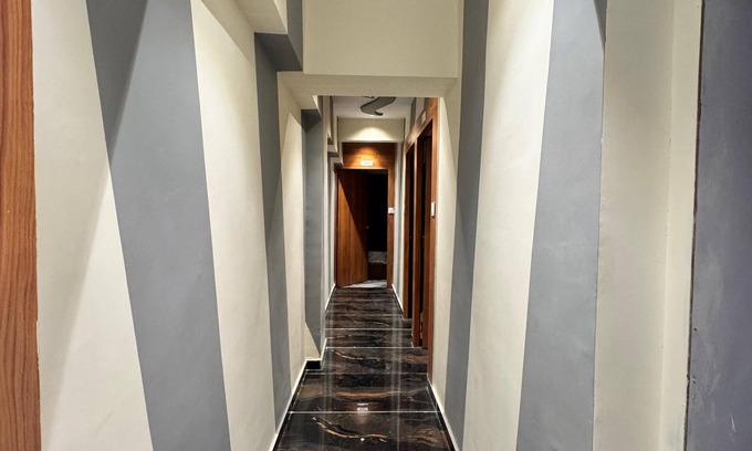 Navrangpura Hotel | Hotel Konark by SRURBAN HOTELS