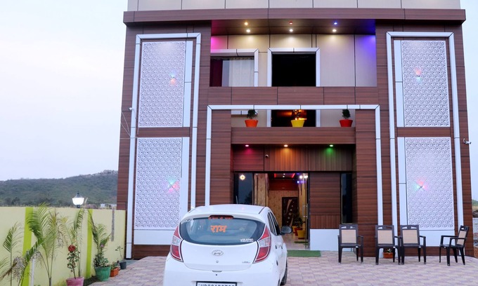Nivari Hotel | Hotel Krishna Manu Palace