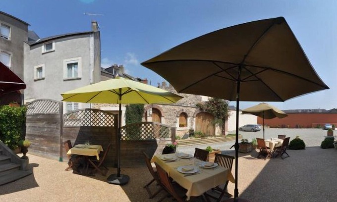 Sille-le-Guillaume Hotel | Hotel Le Bretagne