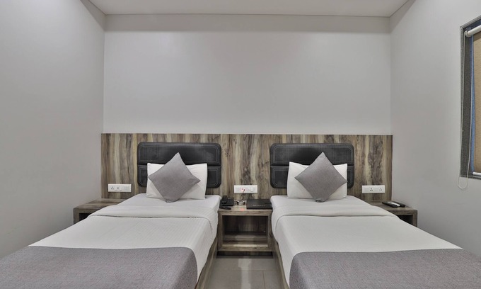 Sayajiganj Hotel | Hotel Limra Vadodara