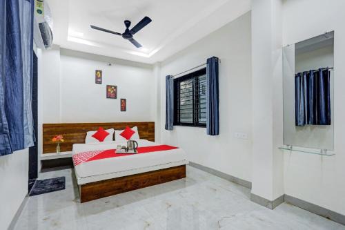 Rau Hotel | Hotel O Aashirwad