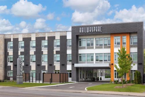Cote-Des-Neiges—Notre-Dame-De-Grace Hotel | Hotel Railwayparc Montreal, Tapestry Collection By Hilton