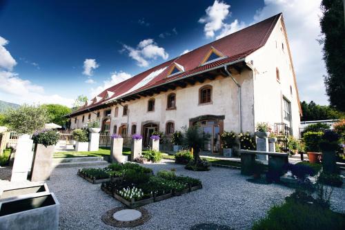 Burg Hotel | hotel rainhof scheune & naturpark restaurant (Kirchzarten)
