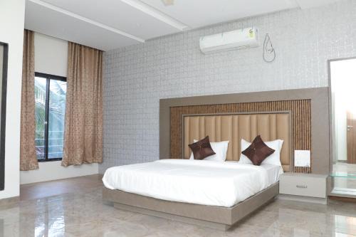 Aurangabad Hotel | Hotel Ramji Family Garden Lodging restaurant