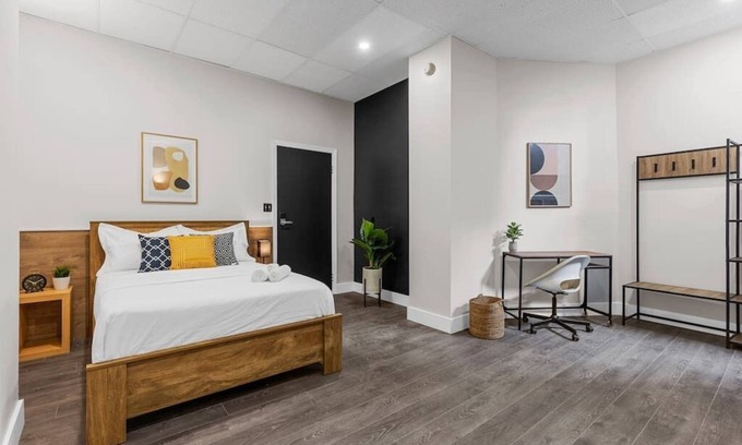 Quartier des Spectacles Hotel | Hotel Room at 'Le Sand & Stone' AAA LOCATION