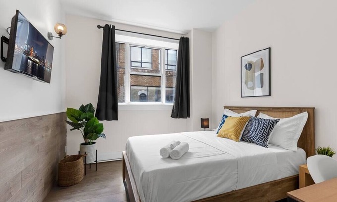 Quartier des Spectacles Hotel | Hotel Room at 'Le Sand & Stone' AAA LOCATION