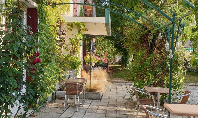 La Ferte-Saint-Cyr Hotel | Hotel Saint Cyr