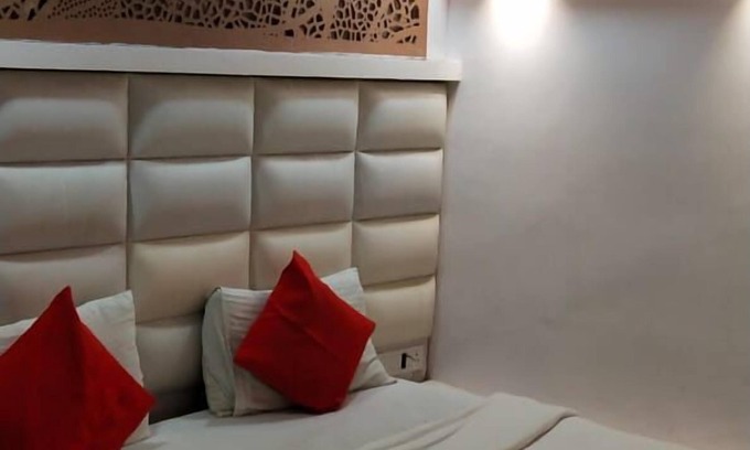 Thaltej Hotel | Hotel Shri Nivas