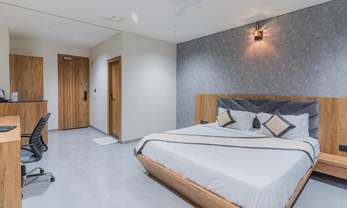 Gandhinagar Hotel | Hotel The Grand Heaven